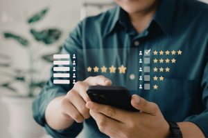 Cliente calificando con estrellas en smartphone, representando uso de reseñas con IA para aumentar tráfico orgánico de un restaurante.