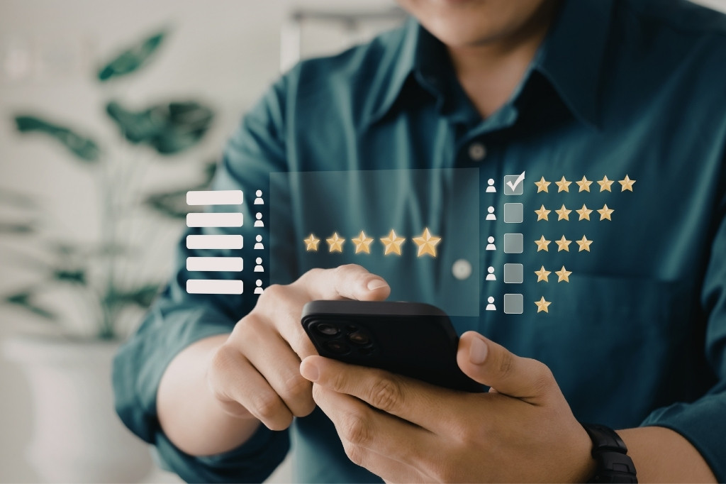 Cliente calificando con estrellas en smartphone, representando uso de reseñas con IA para aumentar tráfico orgánico de un restaurante.