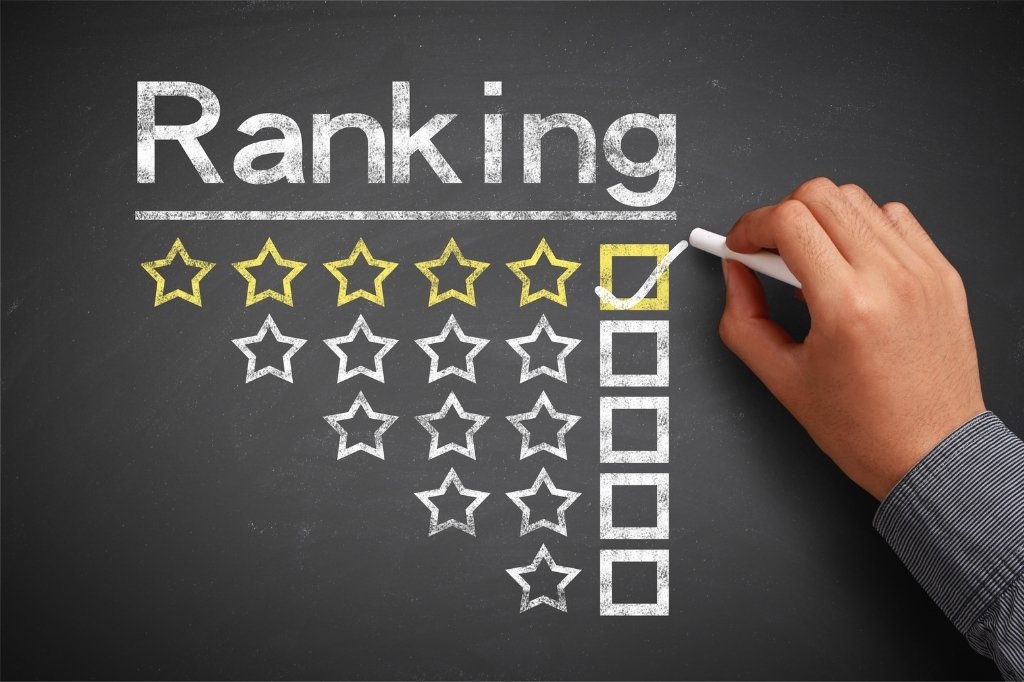 Evaluación de ranking con estrellas, representando cómo la sostenibilidad certificada influye en el posicionamiento en sistemas de IA.