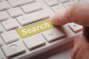 Usuario presionando botón de búsqueda en teclado, representando zero-click search y su impacto en la visibilidad de restaurantes en Google.