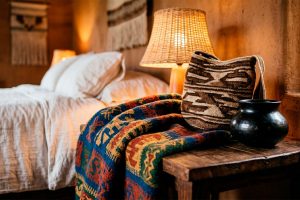 Habitación de lujo rústico con textiles artesanales, mochila Wayuu y elementos de diseño colombiano ancestral.