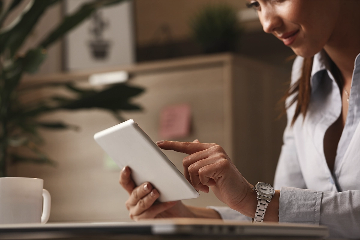 Empresaria evaluando opciones de agencia de marketing digital en tablet