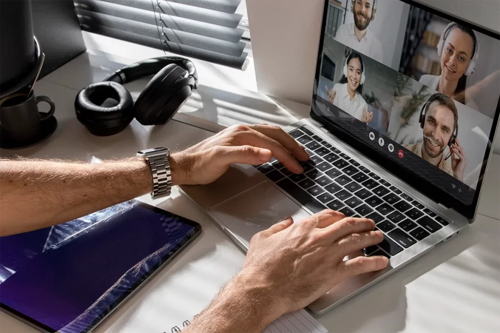Empresario en videollamada con equipo de agencia de marketing digital.
