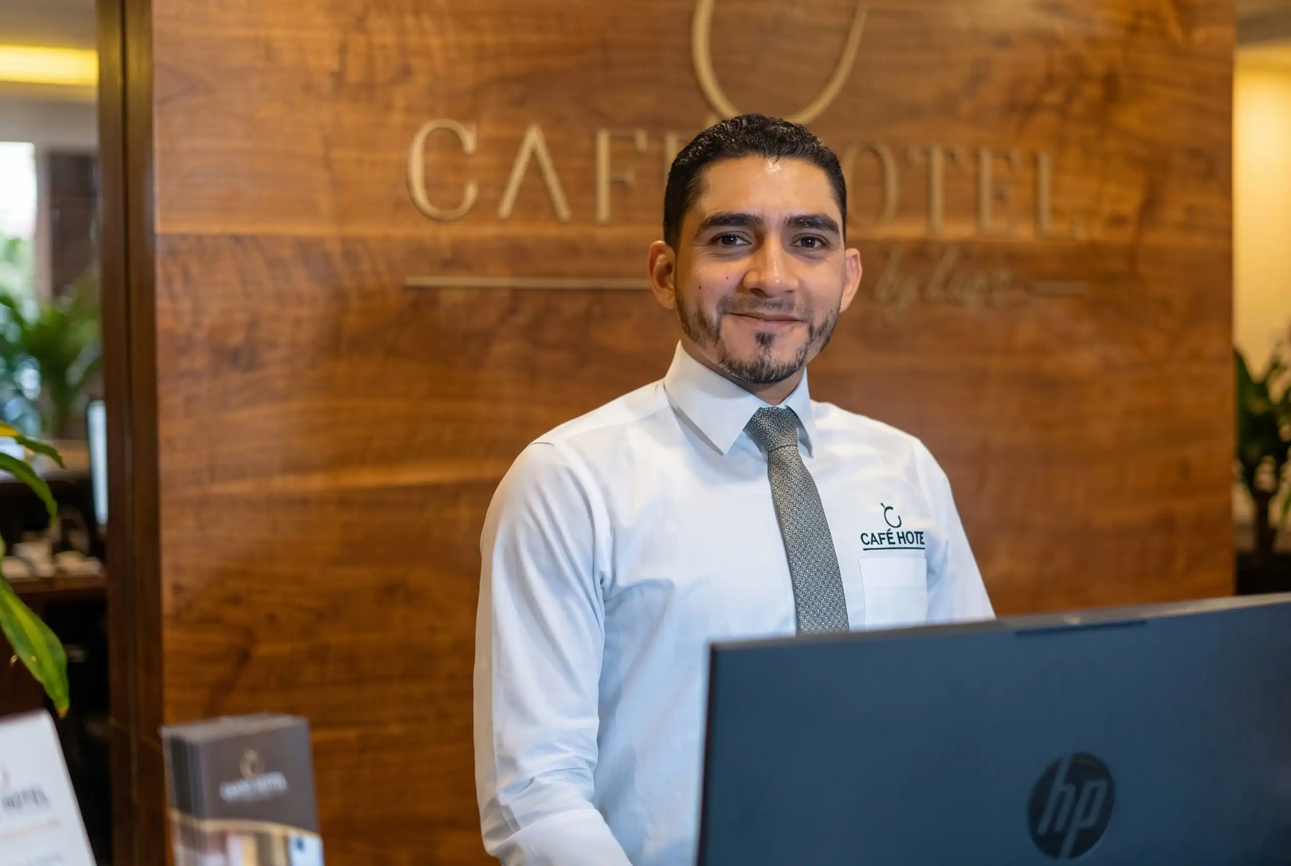 Recepcionista de Café Hotel Medellín, un hotel boutique en El Poblado, Medellín