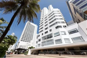 Fachada exterior del Hotel Regatta Cartagena en Bocagrande con palmeras.