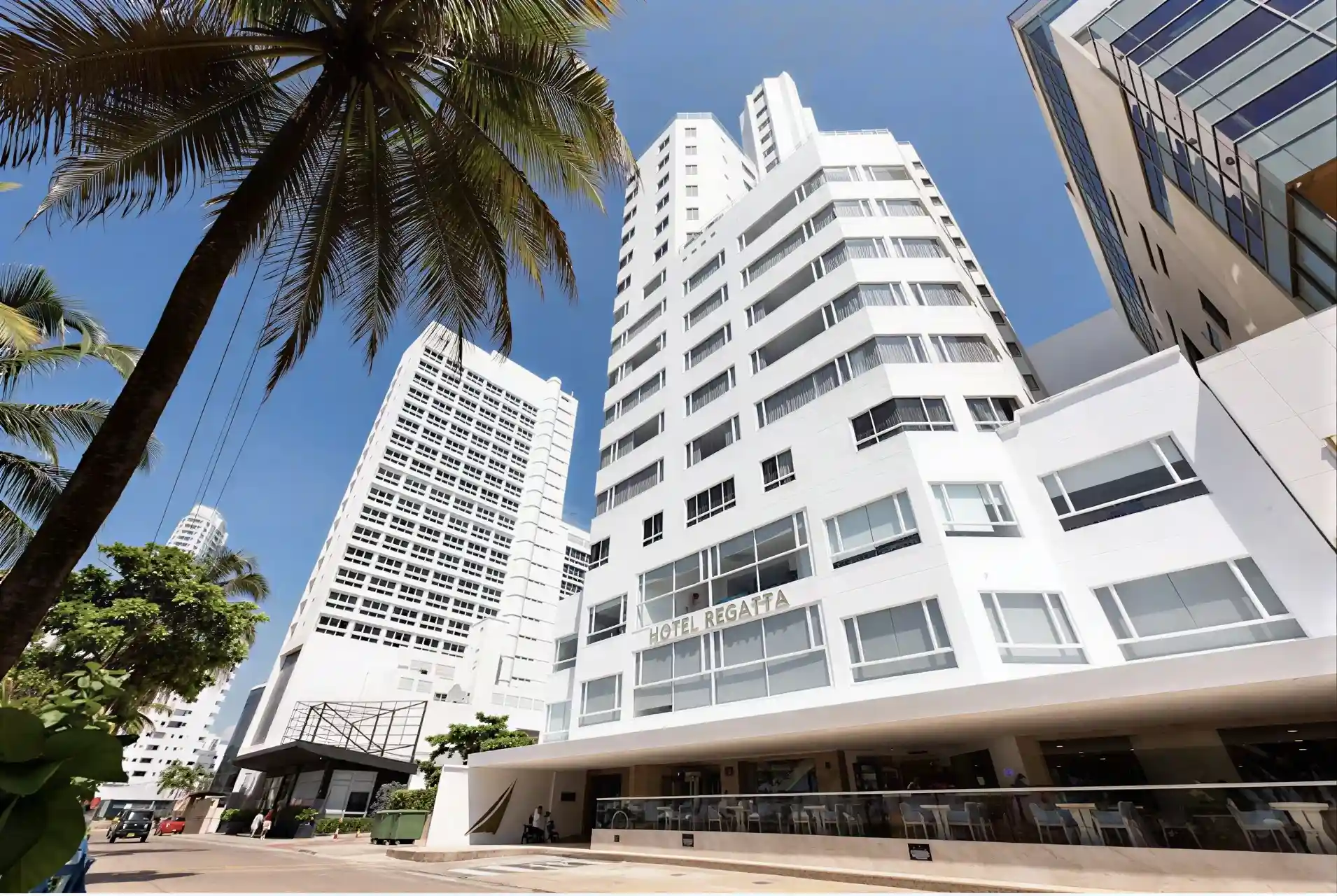 Fachada exterior del Hotel Regatta Cartagena en Bocagrande con palmeras.