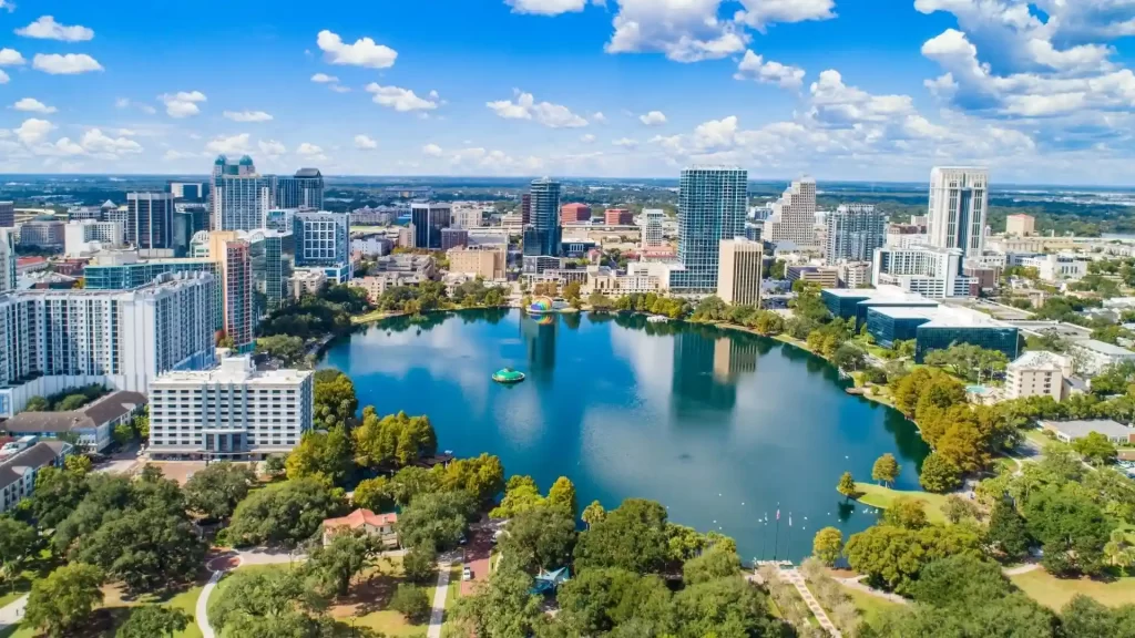 Vista aérea del downtown de Orlando con Lake Eola y skyline de Central Florida.