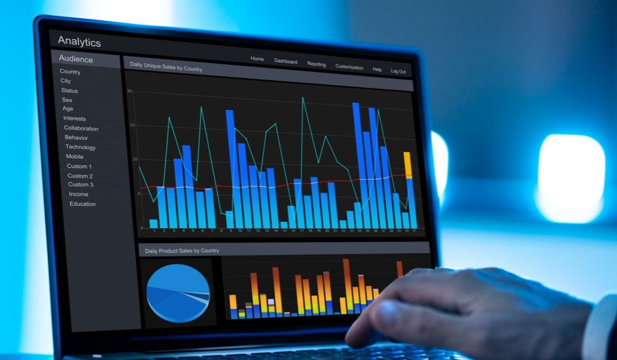 Dashboard analítico en laptop comparando gráficos de rendimiento entre TikTok e Instagram para estrategia digital de hoteles y restaurantes.